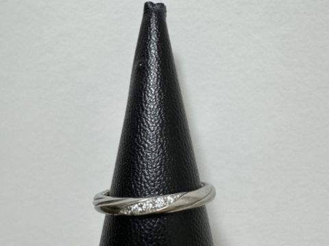 【ラザール ダイヤモンド(LAZARE DIAMOND)の口コミ】 似たようなデザインは他のブランドにもあり、迷いましたが、ダイヤの両脇…