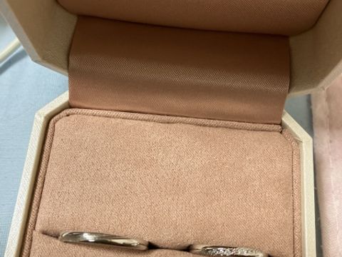 【TRECENTI(トレセンテ)の口コミ】 指輪の特徴は流れのあるデザイン！結婚指輪との重ね付けも違和感なくフィ…