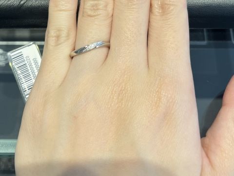 【エクセルコダイヤモンド(EXELCO DIAMOND)の口コミ】 ウェーブのデザインのものを探していて何点か持ってきていただき試着しま…