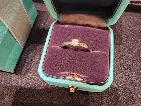 【ティファニー(Tiffany & Co.)の口コミ】 学生の頃からティファニーが憧れでした。婚約指輪を選ぶ際、迷わずティフ…