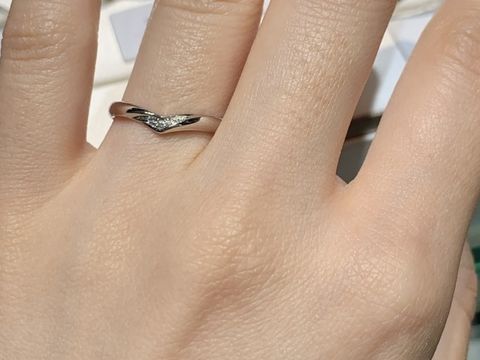 【アイプリモ(I-PRIMO)の口コミ】 V字のデザインに憧れて着用しました。おしゃれで上品な印象の指輪です。ス…