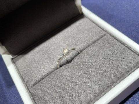 【TOWA(永遠)の口コミ】 指輪の形がV字ということで指を長く見せてくれるという点と、ダイヤモンド…