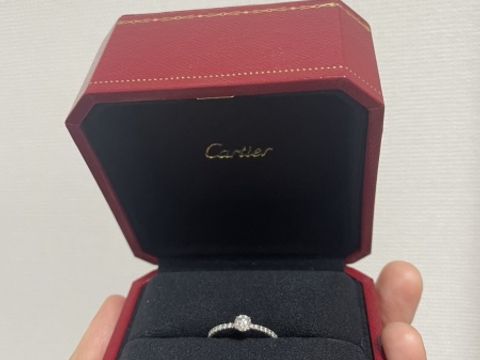 【カルティエ(Cartier)の口コミ】 婚約指輪に選んだのは中央に一粒のダイヤ、その周りに小さなダイヤが美し…