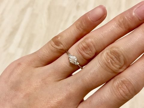 【MAGGIORE(マジョーレ)の口コミ】 デザインは、メインのダイヤの両サイドに、小さなメレダイヤのあるリング…