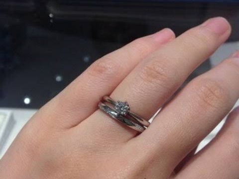 【銀座ダイヤモンドシライシの口コミ】 デザインはシンプルで値段も控えめなものを検討していました。ダイヤモン…