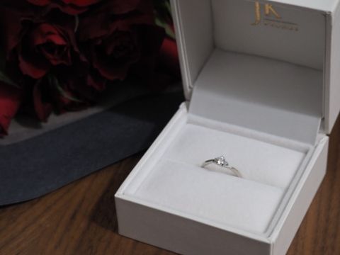 【JKPLANET(JKプラネット)の口コミ】 大きいダイヤの横に小さなダイヤが並んで付いていて、動くたびキラキラ煌…