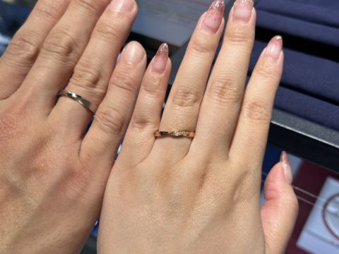 【TOMOE(トモエ)の口コミ】 かなり捻れたウェーブのデザインが印象的。
男性女性どちらもウェーブのデ…