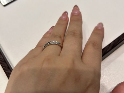 【ラザール ダイヤモンド【取扱店販売】の口コミ】 ３石のシンプルな指輪に見えるが、サイドにも3石づつついていて、実は9石…