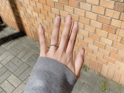 【銀座ダイヤモンドシライシの口コミ】 横から見た時のデザインが可愛らしくて試着を決めました。指にフィットす…