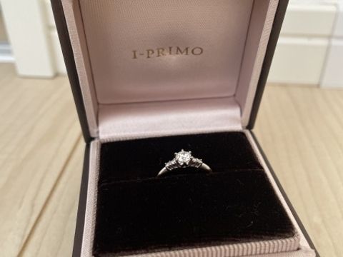 【アイプリモ(I-PRIMO)の口コミ】 オリオンというデザインの婚約指輪です。
ダイヤモンドがオリオン座の形に…