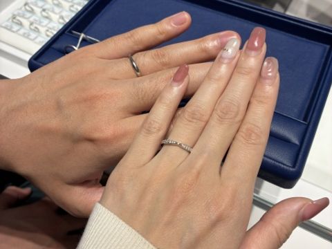 【銀座ダイヤモンドシライシの口コミ】 婚約指輪と重ね付けするのに違和感がないシンプルなデザインで探していま…