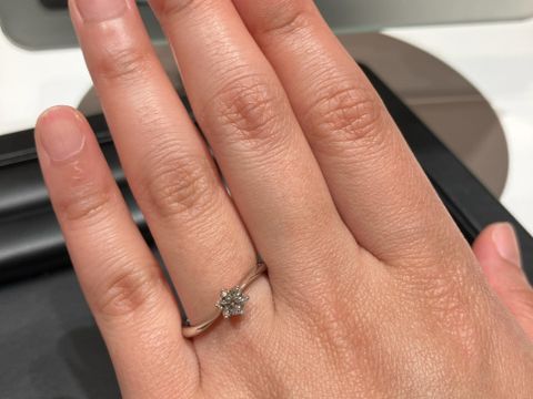 【ラザール ダイヤモンド(LAZARE DIAMOND)の口コミ】 ダイヤモンドが際立つ一石の、ウェーブデザインを探していたため試着しま…