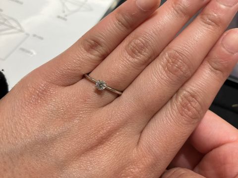 【ティファニー(Tiffany & Co.)の口コミ】 王道のストレート、ダイヤモンド一石が際立つデザインです。ブランドとし…