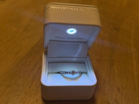 【STAR JEWELRY(スタージュエリー)の口コミ】 指輪のデザインは中央に大きめのダイヤがついている一般的な婚約指輪かと…