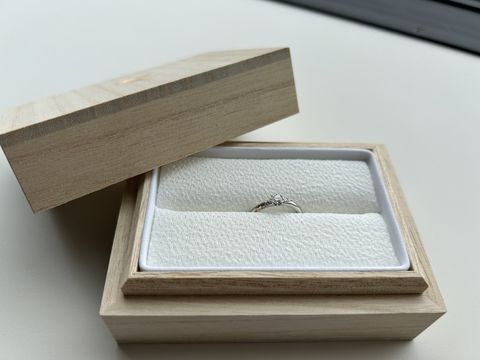 【AMATSU(アマツ)の口コミ】 シンプルだけど華やかさがあり、繊細なデザインがとてもお気に入りです。
…