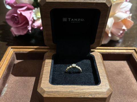 【TANZO.(鍛造指輪)の口コミ】 ゴールドの指輪で、ダイヤも自分で好きなものを選べた。
周りのダイヤをミ…