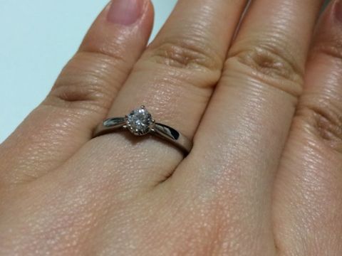 【4℃ BRIDAL(ヨンドシーブライダル)の口コミ】 シンプルなデザインに落ち着きました。
結婚指輪はハーフエタニティで華や…