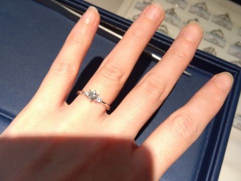 【銀座ダイヤモンドシライシの口コミ】 リングはストレートラインのプラチナです。メインのダイヤは0.247カラット…
