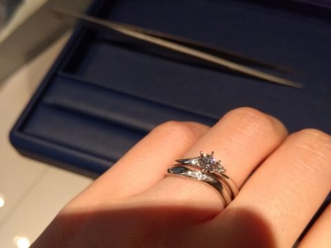 【銀座ダイヤモンドシライシの口コミ】 リングはプラチナのウェーブタイプです。婚約指輪はメインのダイヤは0.247…