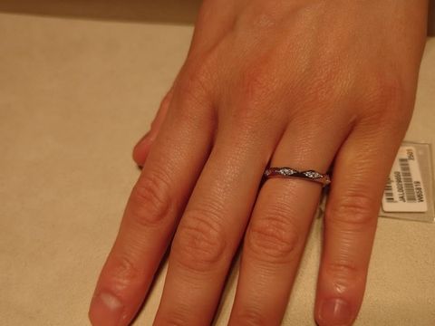 【ブシュロン(BOUCHERON)の口コミ】 角張ったひし形のデザインが個性的で気に入りました。指輪の太さがあるの…