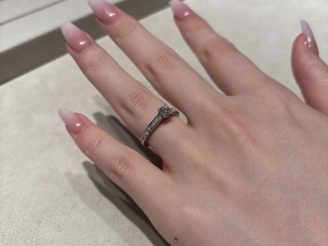 【ブシュロン(BOUCHERON)の口コミ】 ブシュロンの中でThe婚約指輪の商品です。ですが、デザインへの拘りがとて…