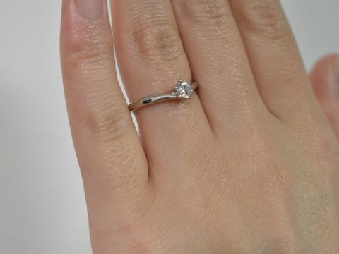 【銀座ダイヤモンドシライシの口コミ】 V字が合うと考えており、その中でも特にダイヤモンドが映えるシンプルなデ…