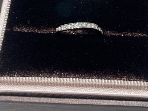 【アイプリモ(I-PRIMO)の口コミ】 細身の指輪で、ウェーブの形が指をとても綺麗に見せてくれるところが素敵…