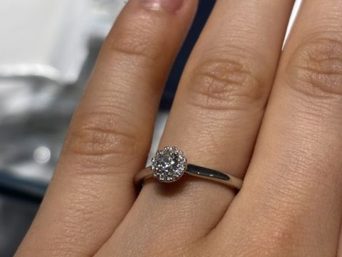 【銀座ダイヤモンドシライシの口コミ】 指輪のフレーム部分がキラキラと輝いていて、ゴージャスでこれに決めまし…