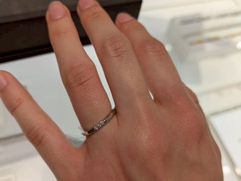 【ティファニー(Tiffany & Co.)の口コミ】 シンプルなリングにダイヤが３つ付いているのが、可愛さも感じられて気に…