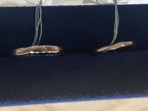 【Galopine & Galopin(ガロピーネガロパン)の口コミ】 シンプルで柔らかなS字のラインが優しい印象を与えてくれて、指をキレイに…