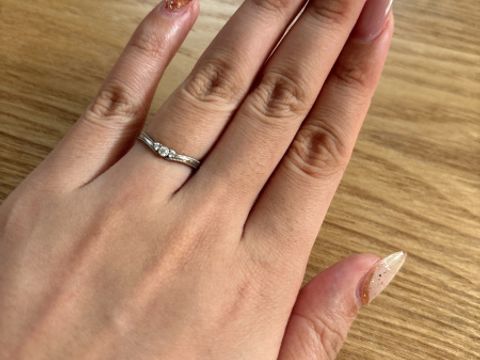 【LUCIE(ルシエ)の口コミ】 ダイヤが3連に並ぶ上品で可愛らしいデザインです。
中央のダイヤは縁取り…