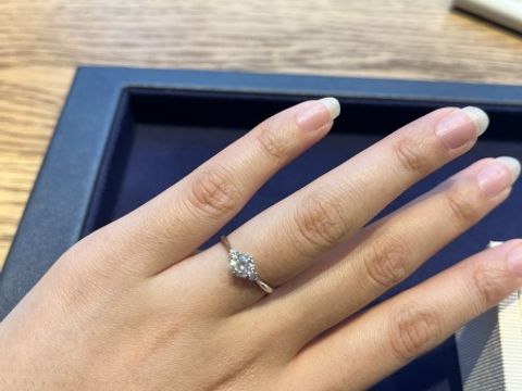 【BIJOUPIKO(ビジュピコ)の口コミ】 王道のシンプルなデザインながら、中央のメインダイヤの両脇に小粒のダイ…