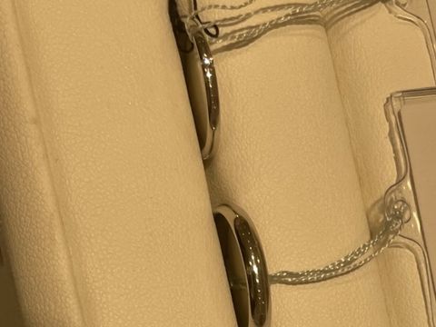 【銀座ダイヤモンドシライシの口コミ】 ダイヤモンドが内側に埋め込まれていて、シンプルでさりげないデザインが…