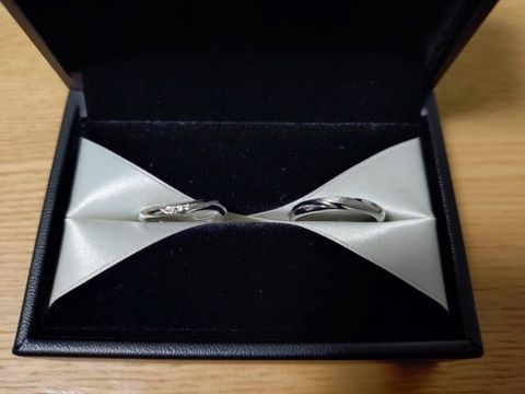 【エクセルコダイヤモンド(EXELCO DIAMOND)の口コミ】 真正面ではなくウェーブのデザインに沿って端にダイヤが3石入っているので…