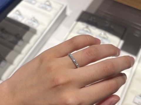 【銀座ダイヤモンドシライシの口コミ】 手が華やかになるハーフエタニティを探していました。明るいところでも暗…