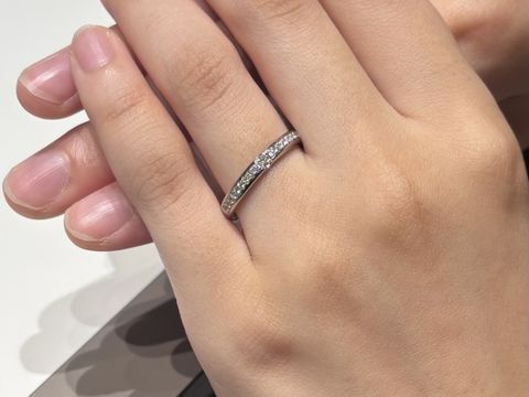 【ラザール ダイヤモンド(LAZARE DIAMOND)の口コミ】 ハーフエタニティの中でも、真ん中のダイヤモンドが大きくなっているデザ…