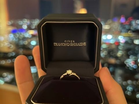 【銀座ダイヤモンドシライシの口コミ】 結婚指輪と重ね付けできるもので、ウェーブのものを探していました。真ん…
