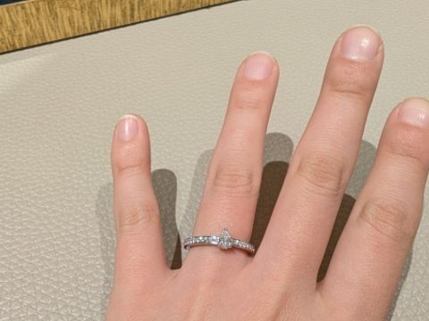 【ショーメ(CHAUMET)の口コミ】 センターにペアシェイプのダイヤがあるものは珍しく、周囲にメレダイヤが…