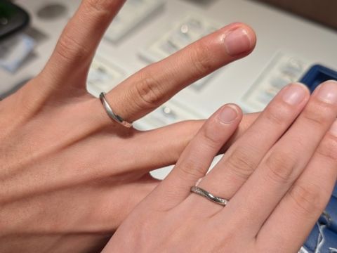 【銀座ダイヤモンドシライシの口コミ】 指輪の真ん中がプラチナになっていて両端に向かうにつれ斜めにダイヤモン…