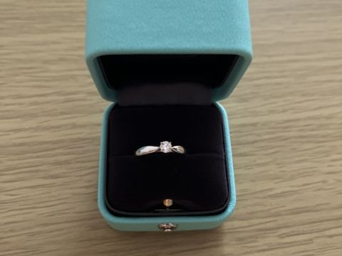 【ティファニー(Tiffany & Co.)の口コミ】 指輪のデザインについてはとても形状が綺麗で指にはめた時に指が長く綺麗…