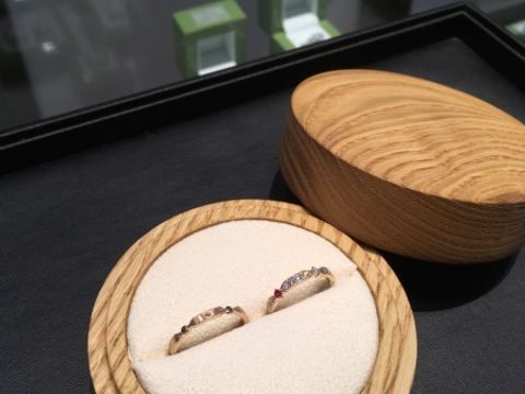 【ジュエリーサロン鶴の口コミ】 既成品でも素敵なリングは沢山ありましたが、せっかくなら世界に一つしか…