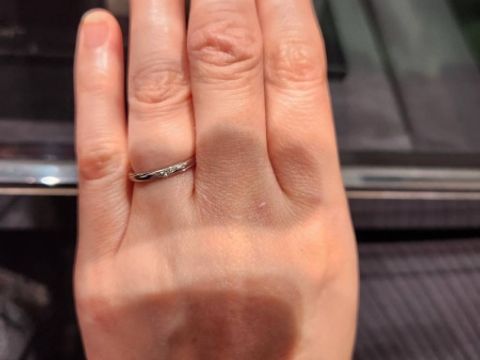 【ラザール ダイヤモンド(LAZARE DIAMOND)の口コミ】 ストレートタイプの指輪ですが、斜めに埋め込まれたダイヤと両端のライン…