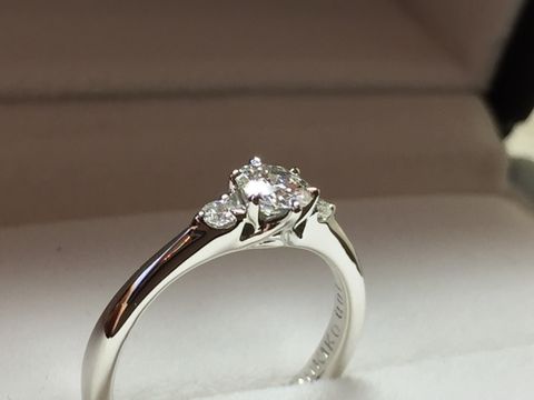 【William-LennyDiamond(ウィリアム・レニー・ダイヤモンド)の口コミ】 色々と素敵なデザインの指輪が多く迷っていましたが、飽きのこないシンプ…