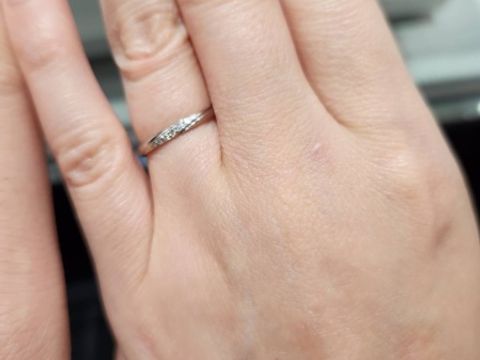 【アイプリモ(I-PRIMO)の口コミ】 ストレートのデザインですが、斜めにダイヤが埋め込まれており、指輪の両…