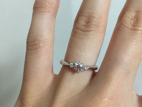 【アイプリモ(I-PRIMO)の口コミ】 夫が婚約者だった時、いくつかのジュエリーショップをまわり、豊富なデザ…