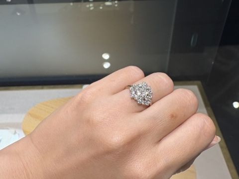 【SIENAROSE(シエナロゼ)の口コミ】 すごく大きなダイヤモンドを多数使っているのにもかかわらず、他店と比べ…