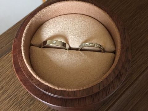 【COLANY(コラニー)の口コミ】 女性用は婚約指輪と重ねづけ出来るデザインを選びたいとおもっておりまし…