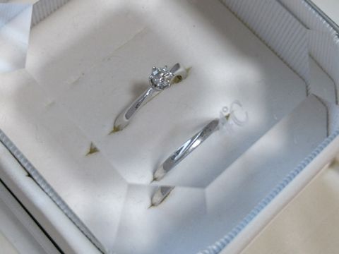 【4℃ BRIDAL(ヨンドシーブライダル)の口コミ】 いろいろと試着しようとしていたのですが、流れるような曲線美と、シンプ…