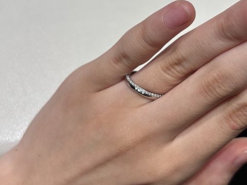 【アイプリモ(I-PRIMO)の口コミ】 リングの側面にダイヤモンドが連なっているデザインに一目惚れしました。…