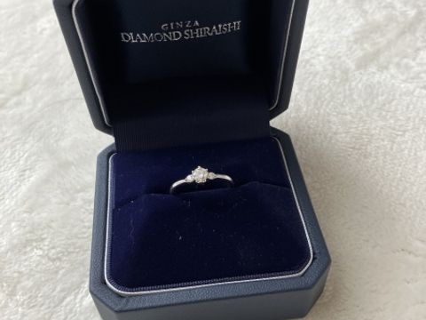 【銀座ダイヤモンドシライシの口コミ】 ゆるいV字の形状になっていて、指が長く見える。また、真ん中のダイヤモン…